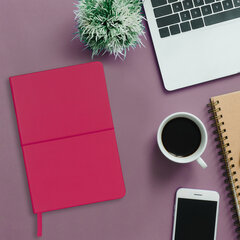 Блокнот А5 (148&times;218 мм), BRAUBERG &laquo;Metropolis X&raquo;, под кожу, 80 л., резинка, клетка, малиновый, 111034