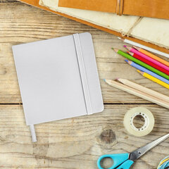 Скетчбук, слоновая кость 140 г/<wbr/>м<sup>2</sup> 120&times;120 мм, 80 л., КОЖЗАМ, резинка, BRAUBERG ART CLASSIC, белый, 113189