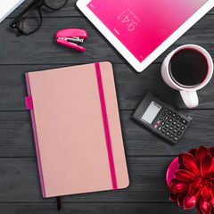 Блокнот А5 135&times;212 мм BRAUBERG &laquo;Edge&raquo;, под кожу, резинка, держатель, 80 л., клетка, розовый, 117148