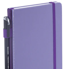Блокнот А5 135&times;212 мм BRAUBERG &laquo;Edge&raquo;, под кожу, резинка, держатель, 80 л., клетка, сиреневый, 117150
