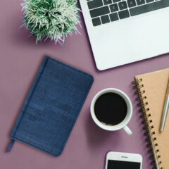 Еженедельник датированный 2026 МАЛЫЙ ФОРМАТ 95&times;155 мм, А6, BRAUBERG &laquo;Wood&raquo;, под кожу, синий, 117195