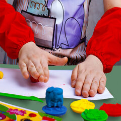 Набор для уроков труда ПИФАГОР: клеёнка ПВХ зеленая, 69&times;40 см, нарукавники красные, 227059