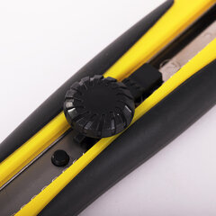 Нож канцелярский 18 мм BRAUBERG &laquo;Universal&raquo;, роликовый фиксатор, резиновые вставки, блистер, 235402