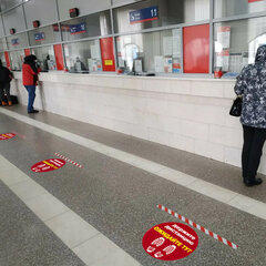 Наклейка напольная &laquo;ДЕРЖИТЕ ДИСТАНЦИЮ-ОЖИДАЙТЕ ТУТ&raquo;, красная, 500&times;500 мм, самоклеящаяся, КП11