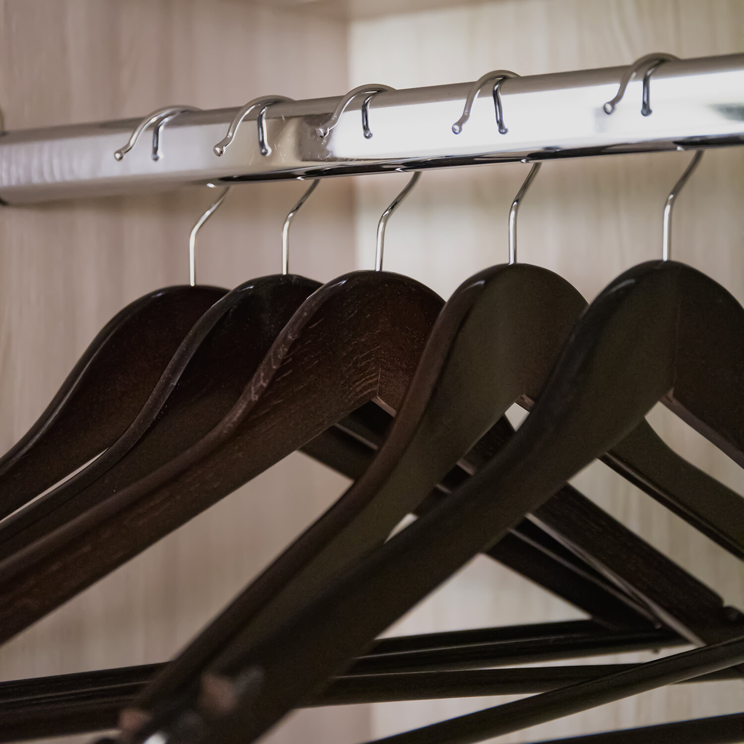 Вешалка-плечики КОМПЛЕКТ 5 шт., деревянные, перекладина, цвет шоколад, 48-50, BRABIX "Стандарт", 880299