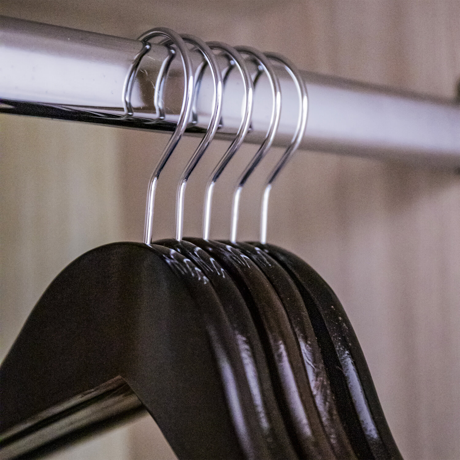 Вешалка-плечики КОМПЛЕКТ 5 шт., деревянные, перекладина, цвет шоколад, 48-50, BRABIX "Стандарт", 880299